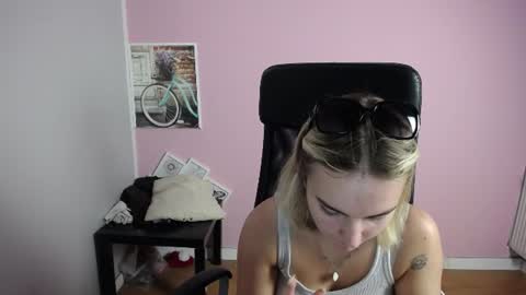 viktoria_lovely online show from June 23, 7:20 am