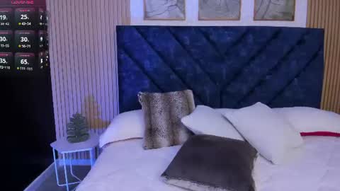 Violet online show from August 8, 6:52 pm