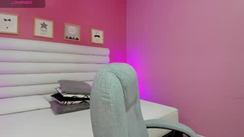 violet_sinclair online show from August 4, 11:51 am