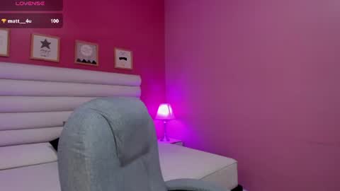 violet_sinclair online show from August 14, 7:17 pm