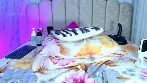 violeta london online show from August 5, 2:04 pm