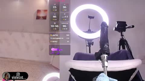 violetwinters_ online show from August 12, 7:00 am