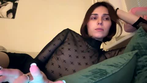 vivianglow online show from July 8, 6:45 pm