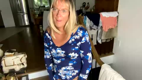 Vivlove online show from August 2, 7:54 pm