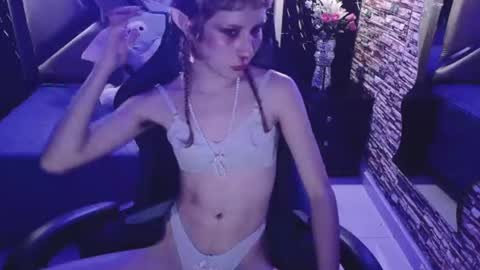 vivienne hadid online show from July 30, 12:51 am