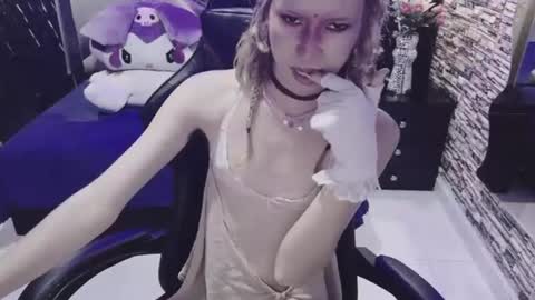 vivienne hadid online show from July 30, 9:54 pm