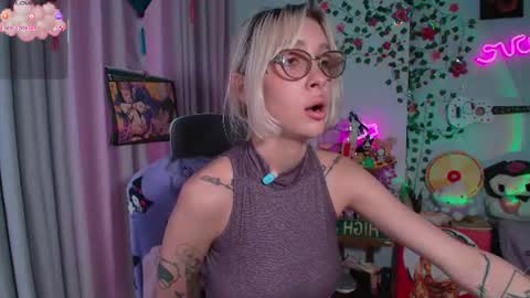 Waifu exe online show from August 6, 5:17 am