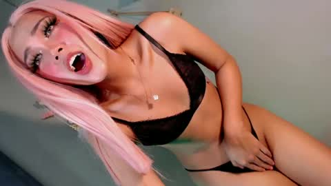 Isla online show from August 6, 2:16 pm