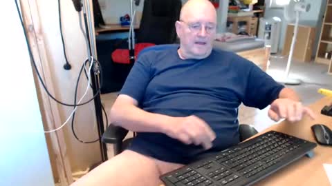 WeTwo online show from August 11, 6:15 am