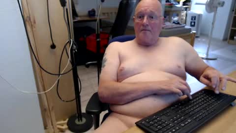 WeTwo online show from August 15, 7:56 am
