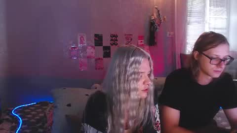Melania and Mikey online show from August 16, 9:57 am