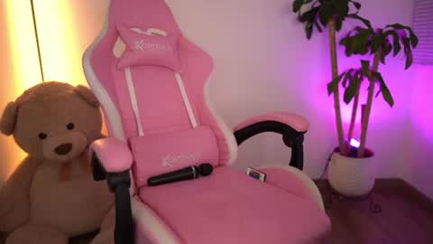 winonaa__ online show from August 4, 1:24 am