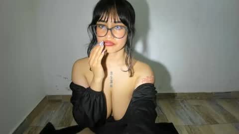 witch_3333 online show from August 4, 6:43 am