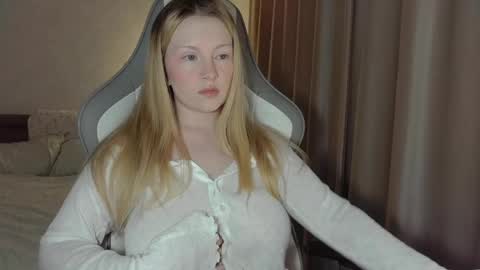 x__ivy_x online show from April 22, 5:27 pm