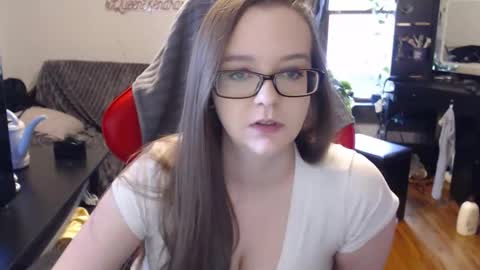 xqueenkendrax online show from April 27, 10:42 pm