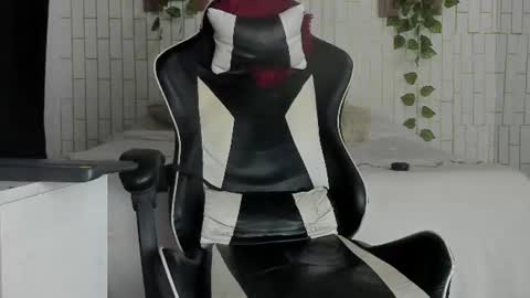 yacksson_lawrence online show from June 22, 2:56 am