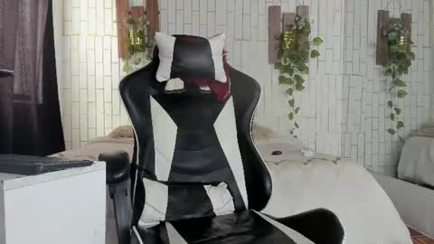 yacksson_lawrence online show from July 26, 7:41 pm
