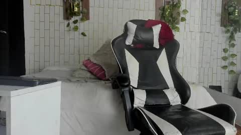 yacksson_lawrence online show from August 2, 2:29 am