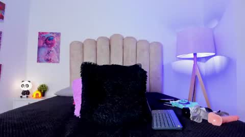 yensy_hott online show from August 14, 9:29 pm