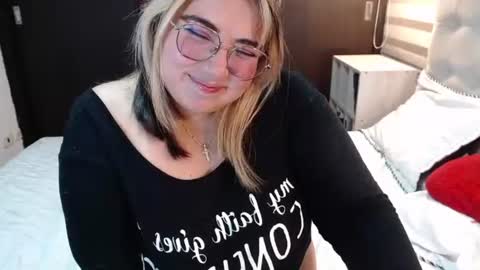 hii i am yini online show from July 10, 4:07 am
