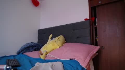 Yiny online show from August 13, 3:48 pm