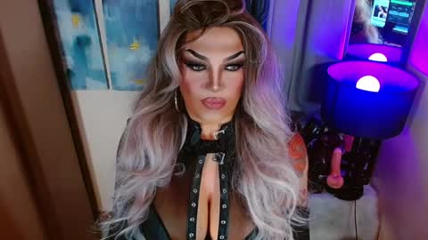 QUEEN MADISON  online show from May 5, 7:15 pm