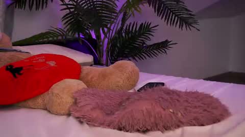 TenderSin online show from August 8, 11:43 am
