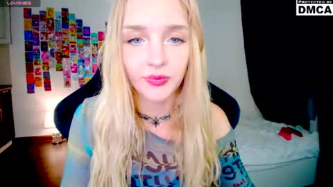 yourfairyalice_ online show from August 6, 9:14 pm