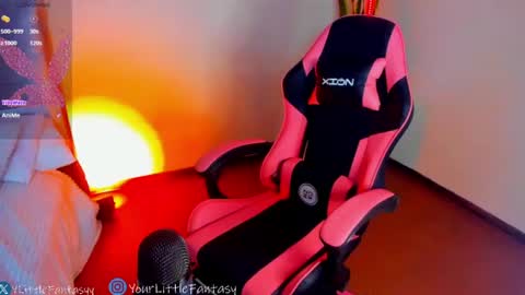 yourlittlefantasyy online show from August 13, 5:16 pm