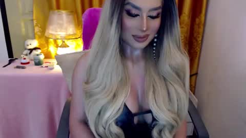 Adriana Maxwell online show from June 7, 5:07 pm