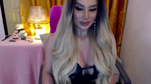 Adriana Maxwell online show from June 7, 6:35 pm