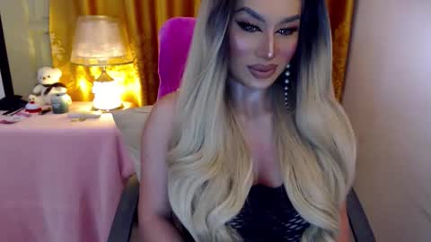 Adriana Maxwell online show from June 8, 4:35 pm