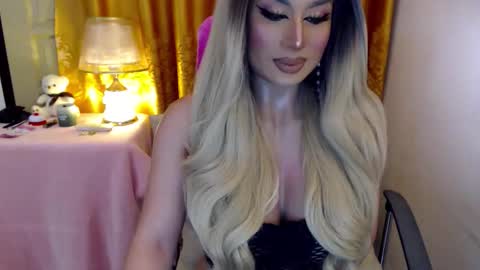 Adriana Maxwell online show from June 8, 7:20 pm