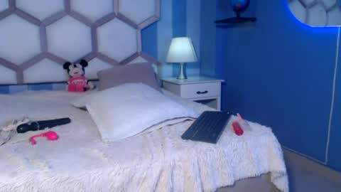 yvi online show from July 28, 3:40 pm