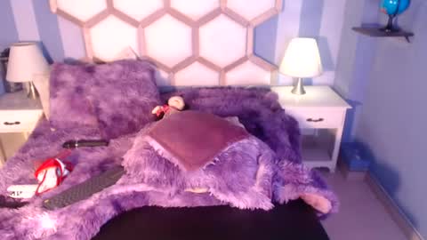 yvi online show from July 30, 1:51 pm