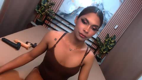 yvonnellvs online show from May 18, 9:26 pm