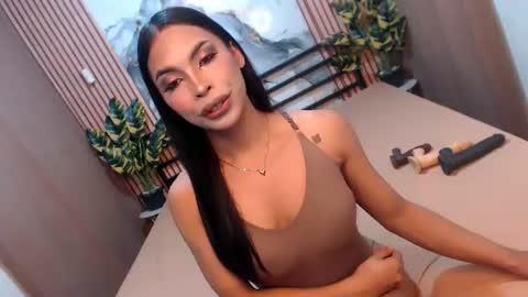 yvonnellvs online show from June 30, 4:30 pm