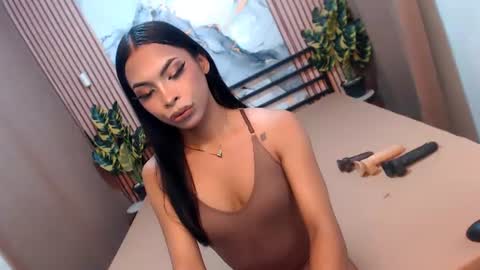 yvonnellvs online show from July 4, 7:05 pm