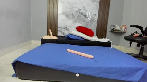 zafina_95 online show from August 12, 9:33 am