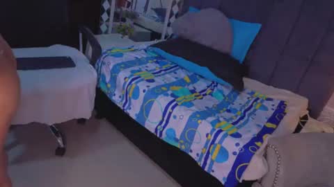 zarahoneey__ online show from August 6, 11:59 pm