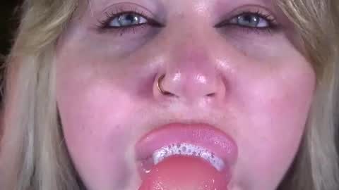 Lola online show from August 6, 9:36 pm