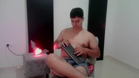 zeus_183 online show from August 2, 10:33 am