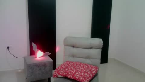 zeus_183 online show from August 2, 11:39 am