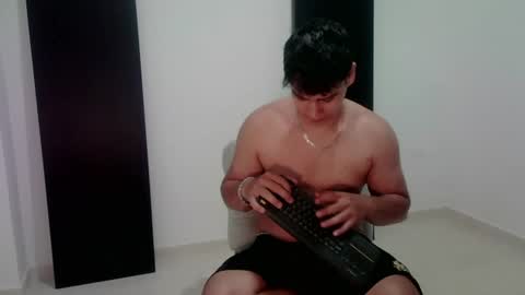 zeus_183 online show from August 5, 12:47 pm