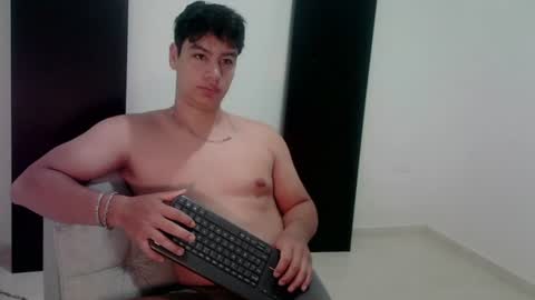 zeus_183 online show from August 16, 12:53 pm