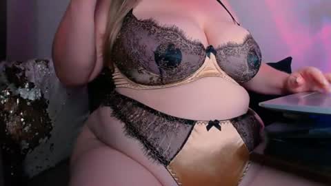 zinacorleone online show from August 11, 10:45 pm