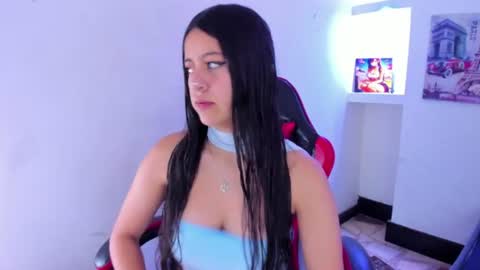 zoe_connor19 online show from August 6, 8:19 pm