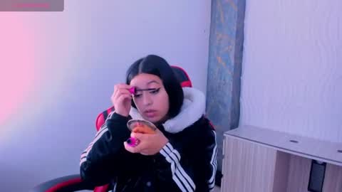 zoe_connor19 online show from August 12, 8:44 pm