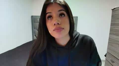 zoe online show from August 5, 10:30 pm
