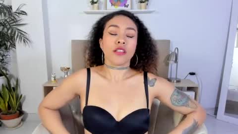zoe_gruber online show from August 16, 12:36 am